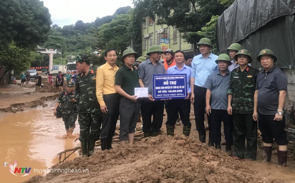Cán bộ và nhân dân huyện Tương Dương hỗ trợ huyện Kỳ Sơn khắc phục thiệt hại. 