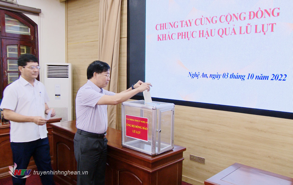 Phó Bí thư Thường trực Tỉnh uỷ Nguyễn Văn Thông dẫn đầu quyên góp ủng hộ.