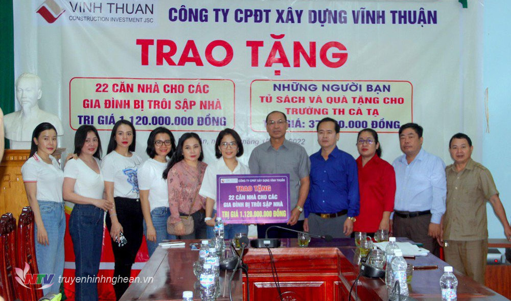Vinaphone Nghệ An đại diện Công ty CPĐT xây dựng Vĩnh Thuận trao hỗ trợ.