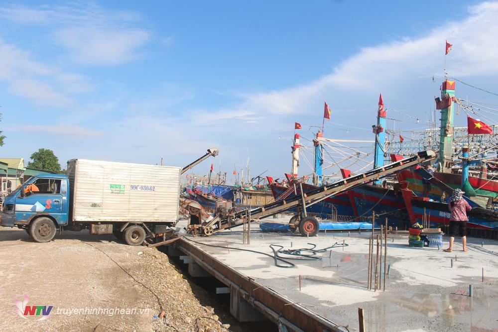 Các tàu cá Quỳnh Lưu tiếp nhiên liệu để chuẩn bị vươn khơi đánh bắt hải sản.