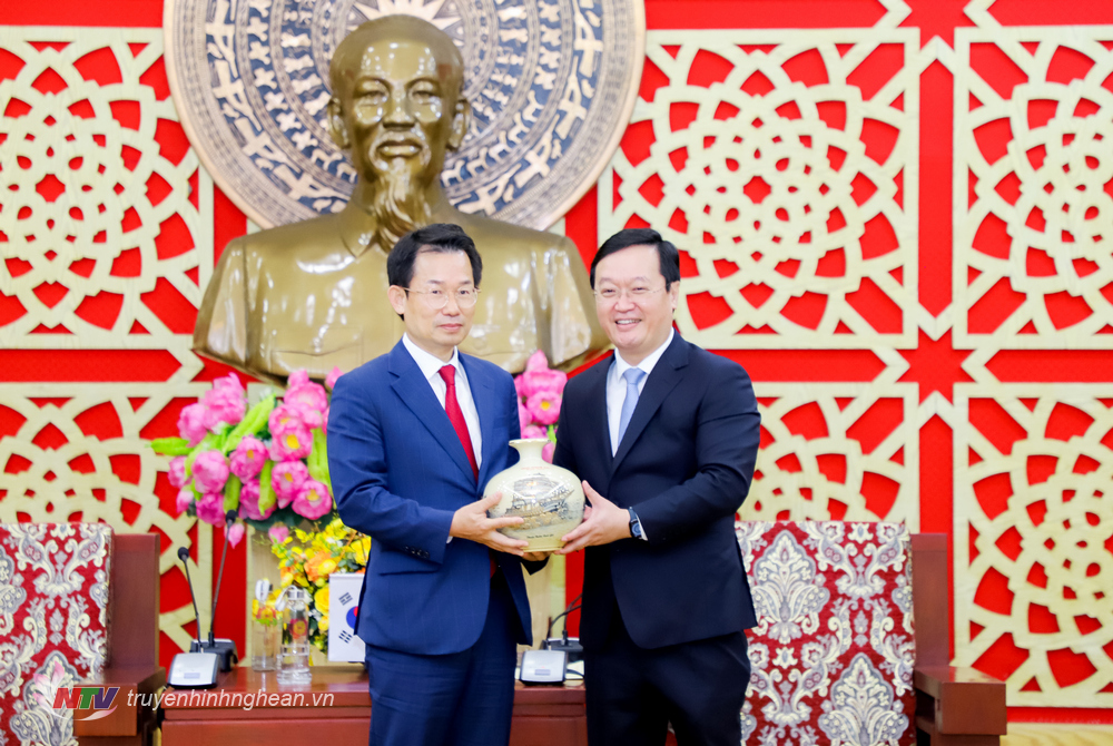 Chủ tịch UBND tỉnh Nghệ An Nguyễn Đức Trung tặng quà lưu niệm cho ông Mun Young Hoon - Phó Thị trưởng chính quyền thành phố Gwangju (Hàn Quốc).