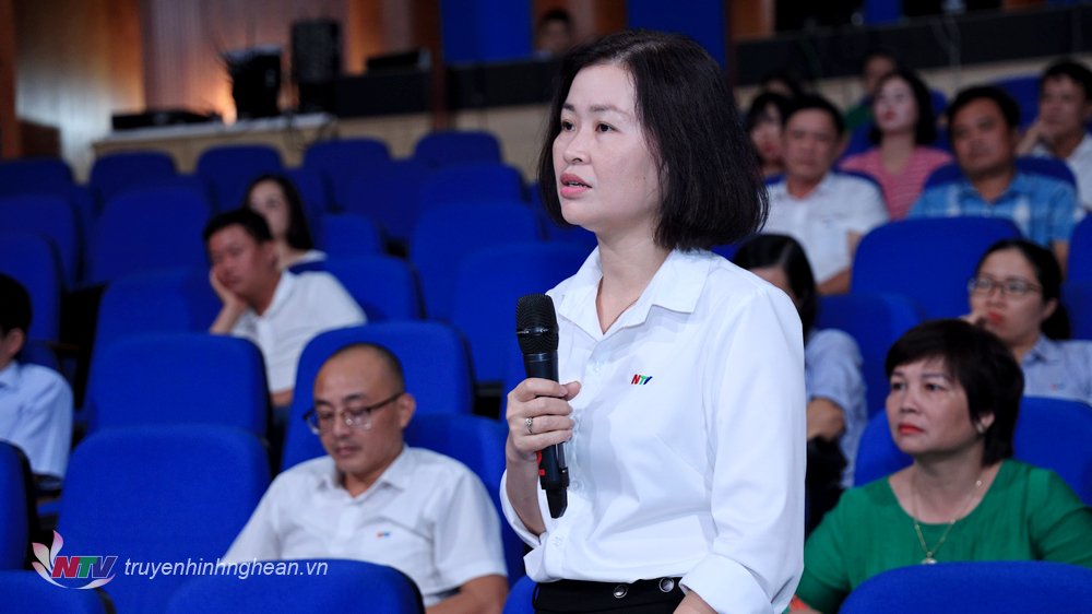 Nhà báo Hoa Mơ - Đài PTTH Nghệ An nêu câu hỏi tại hội thảo.