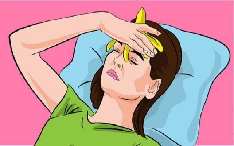 Trị đau đầu: Bạn đặt vỏ chuối lên trán, dùng tay massage trán nhẹ nhàng trong 5-10 phút để chất kali có trong vỏ chuối thấm sâu vào da đầu, cơn đau sẽ nhanh chóng thuyên giảm.