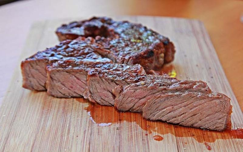 Ăn quá nhiều thịt có thể gây ra các vấn đề về thận vì protein động vật có thể rất khó chuyển hóa, khiến việc loại bỏ các chất thải trở thành gánh nặng cho thận.