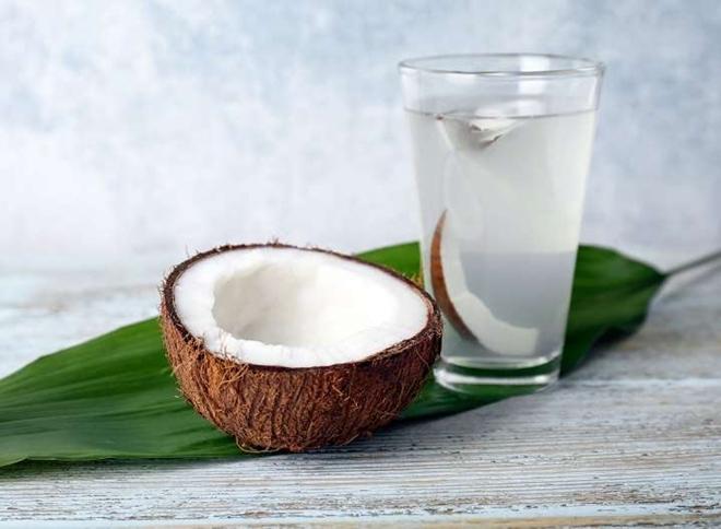 Nước dừa  Nước dừa ít calo, giàu kali, là thức uống bù điện giải rất tốt cho cơ thể. Nước dừa cung cấp nguồn năng lượng tự nhiên cho cơ thể, tốt hơn các thức uống tăng lực bán sẵn.