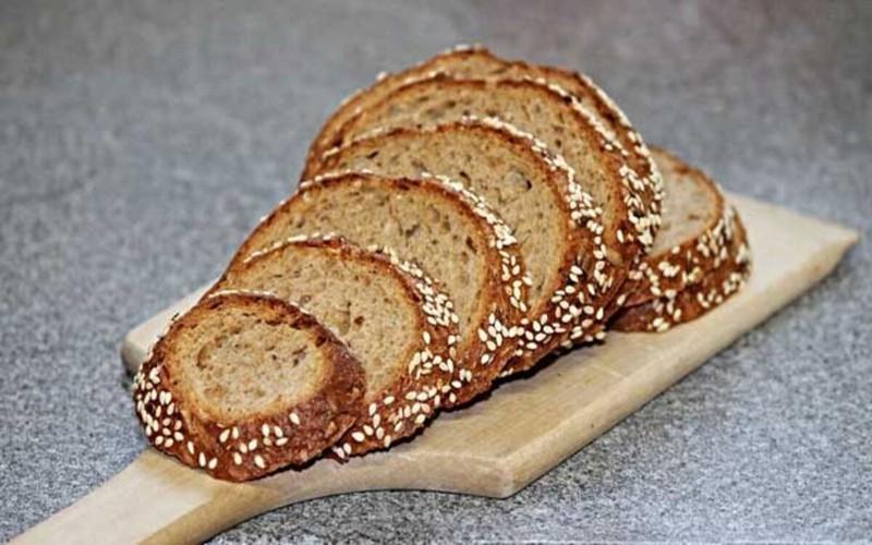 Bánh mì làm từ lúa mì nguyên chất rất tốt cho sức khỏe và bổ dưỡng nhưng ăn với số lượng lớn và đặc biệt là những người có vấn đề về thận, có thể gây hại do lượng phốt pho và kali cao có trong loại bánh mì này.