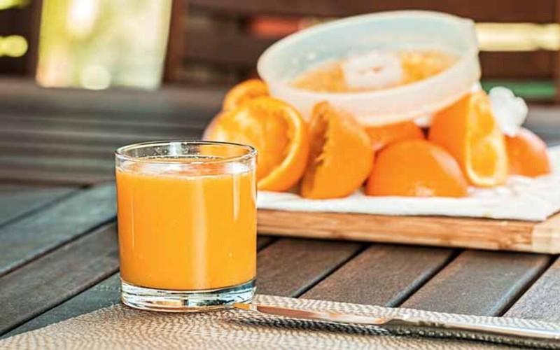 Dù cam và nước cam có lượng calo thấp và giàu vitamin C nhưng chúng cũng chứa hàm lượng kali cao. Một quả cam cỡ trung bình cung cấp 240mg kali và một cốc nước cam có thể chứa khoảng 470 mg kali, có thể gây ảnh hưởng đến thận nếu ăn quá nhiều