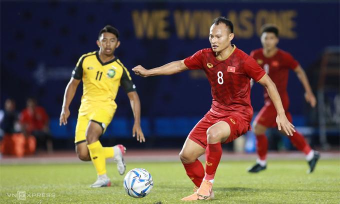 Trọng Hoàng là cầu thủ duy nhất còn lại từ lứa U23 Việt Nam thua trận chung kết SEA Games 2009 trên đất Lào. Ảnh: VnExpress