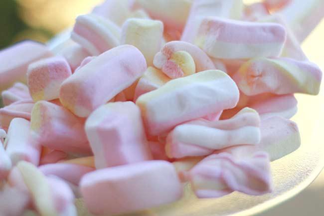 Kẹo dẻo: Hầu hết các loại kẹo dẻo đều chứa gelatin, một loại protein lấy từ các mô động vật như xương và da. Tuy nhiên, vẫn có một số loại kẹo dẻo dành cho người ăn chay hoàn toàn.