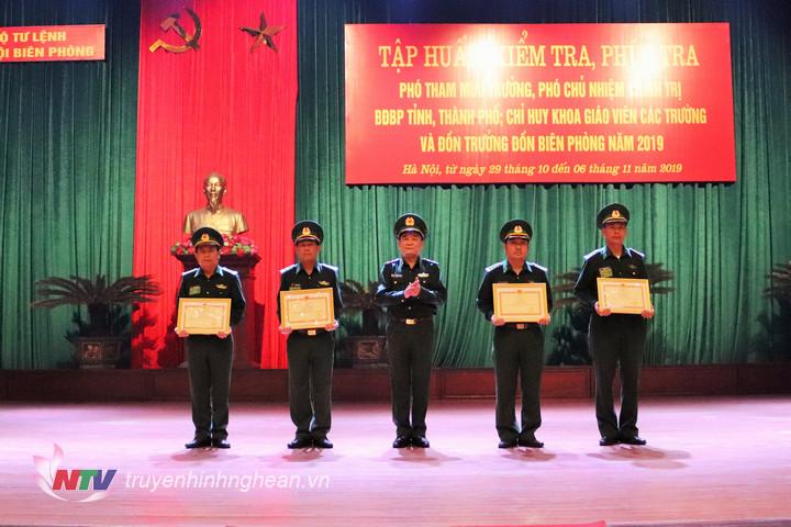 Trung tướng Hoàng Xuân Chiến trao bằng khen cho các tập thể đạt thành tích cao.