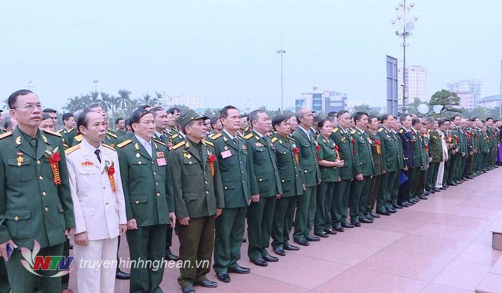 Các đại biểu báo công trước tượng đài Chủ tịch Hồ Chí Minh.