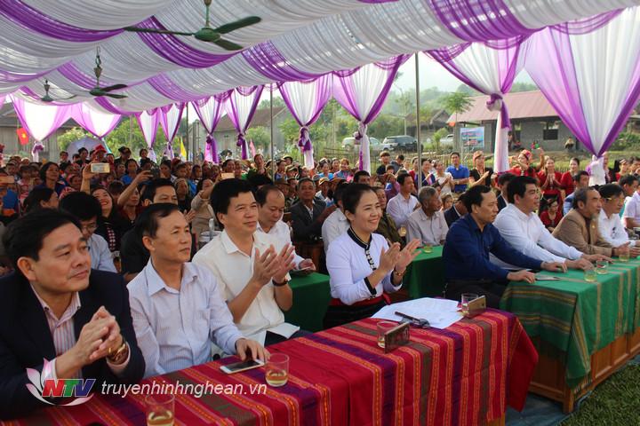 Các đại biểu dự ngày hội đoàn kết ở bản Mét, xã Lục Dạ, huyện Con Cuông.