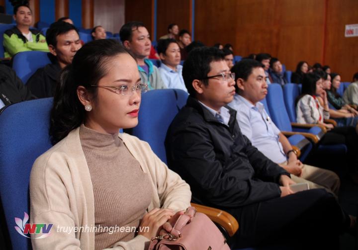 Đông đảo cán bộ, phóng viên, KTV Đài PT-TH Nghệ An tham dự hội thảo.