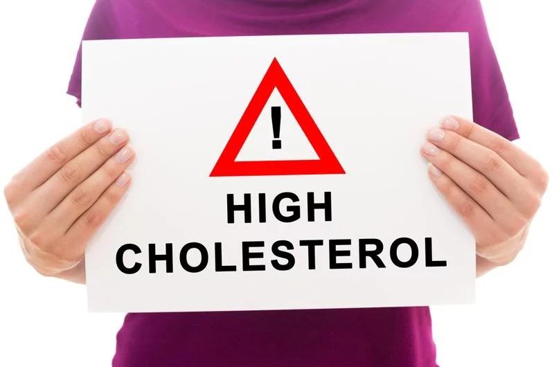 Mức cholesterol cao: 90% thành phần của dầu dừa là chất béo bão hòa, và chất này làm tăng lượng cholesterol LDL có hại. Tác động lâu dài của dầu dừa lên mức cholesterol trong cơ thể chưa được nghiên cứu sâu, do đó bạn chỉ nên dùng lượng vừa phải.