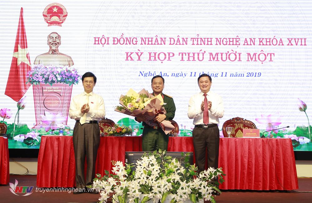 Chủ tịch UBND tỉnh Thái Thanh Quý và Chủ tịch HĐND tỉnh Nguyễn Xuân Sơn tặng hoa chúc mừng 
