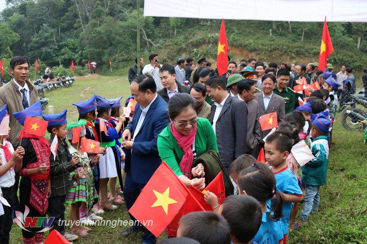 Chủ tịch Uỷ ban MTTQ tỉnh tham dự ngày hội đại đoàn kết bản Huồi Viêng, Kỳ Sơn.