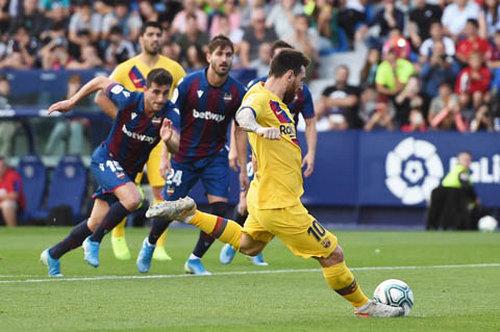 Messi mở tỷ số trận đấu sau pha đá 11m thành công