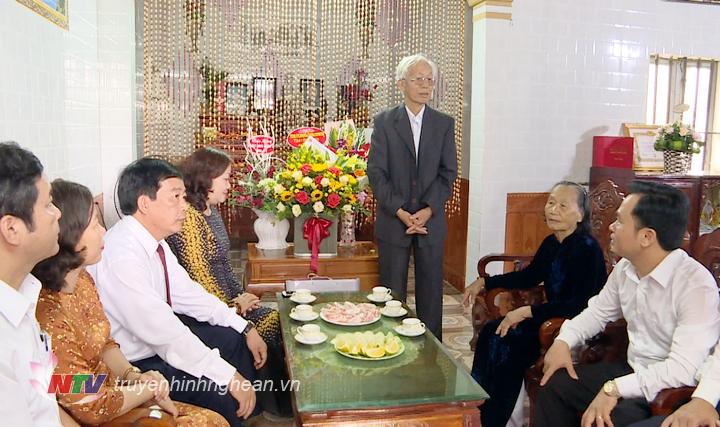 Trưởng ban Tuyên giáo Tỉnh ủy chúc mừng cựu giáo chức nhân ngày Nhà giáo Việt Nam