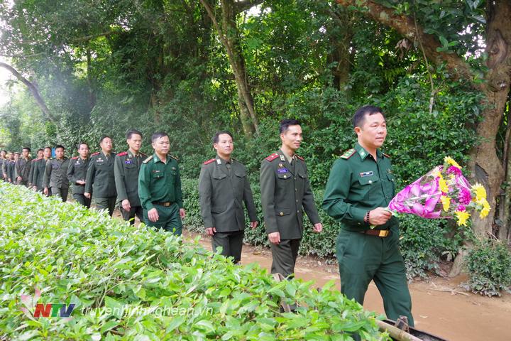 Đoàn thăm quê nội Chủ tịch Hồ Chí Minh.