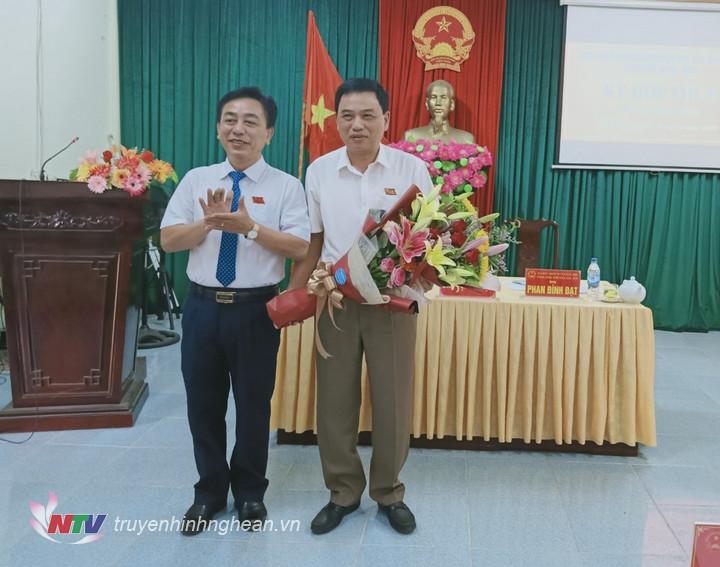 Đồng chí Phan Đình Đạt - Phó Bí thư, Chủ tịch HĐND huyện Quỳ Hợp tặng hoa chúc mừng tân Phó Chủ tịch UBND huyện 