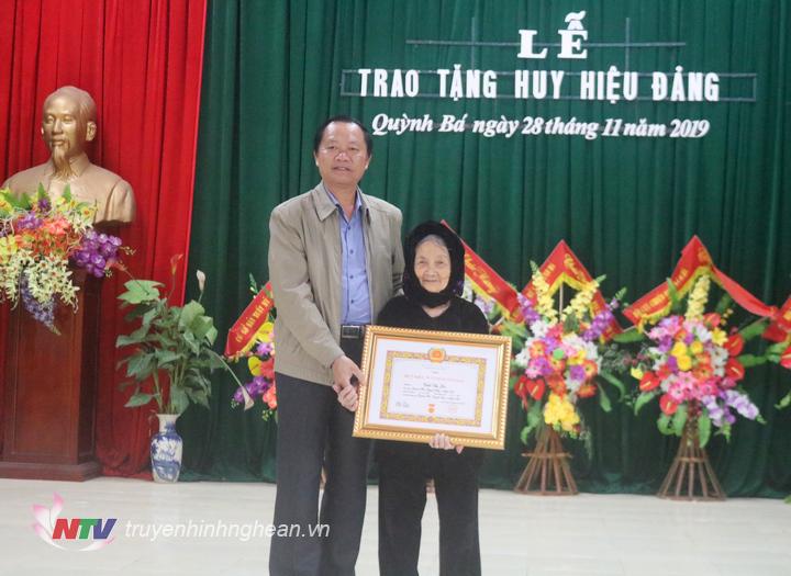 Trao huy hiệu 70 tuổi Đảng cho đảng viên Trần Thị Lộc, chi bộ 2, xã Quỳnh Bá.
