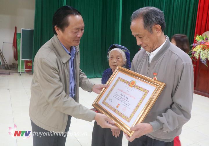 Trao Huy hiệu 70 năm tuổi Đảng tại Quỳnh Lưu