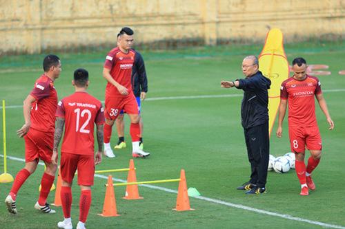 Thầy và trò HLV Park Hang Seo tập trung chuẩn bị cho trận đấu với Thái Lan.