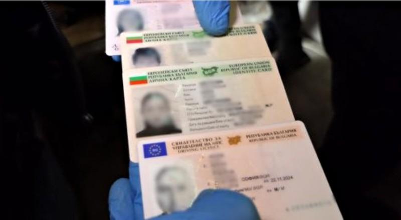 Nhiều thẻ sinh trắc giả được thu giữ (Photo: Bộ Nội vụ Bulgaria).