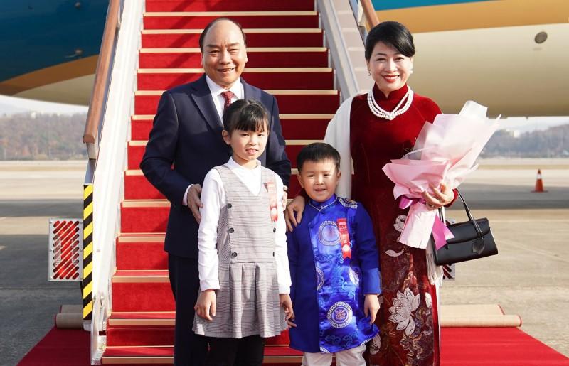 Hai em thiếu nhi Hàn Quốc tặng hoa Thủ tướng và Phu nhân tại sân bay.