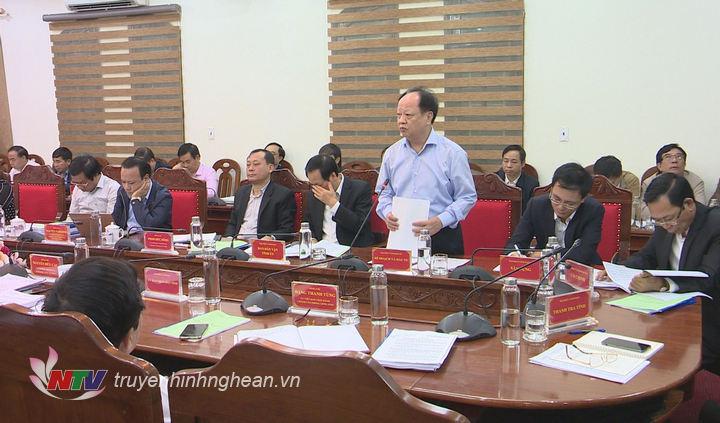 Giám đốc Sở Kế hoạch và Đầu tư Nguyễn Văn Độ báo cáo tại phiên họp.
