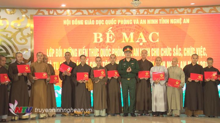 Bế mạc lớp bồi dưỡng kiến thức QP-AN cho cá nhân, tổ chức tôn giáo ở Nghệ An