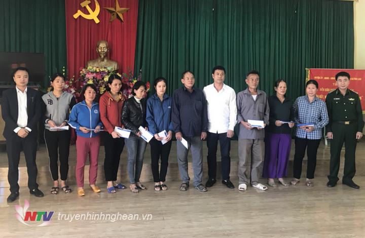 Cựu HLV Nguyễn Hữu Thắng trao tặng 100 triệu cho các gia đình nạn nhân bị chìm tàu tại Quỳnh Lưu