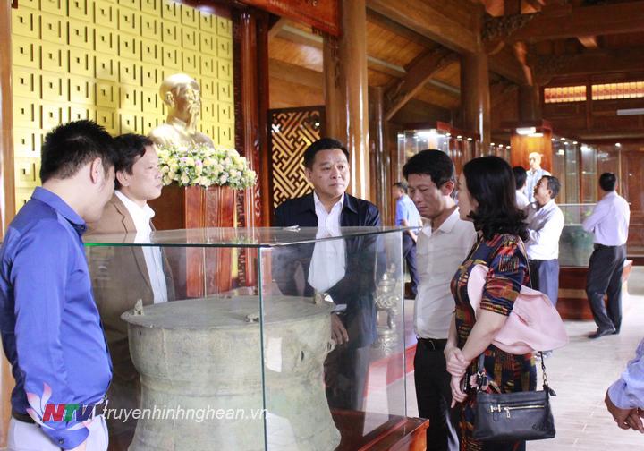 Các đại biểu tham quan nhà truyền thống huyện Quỳ Hợp.