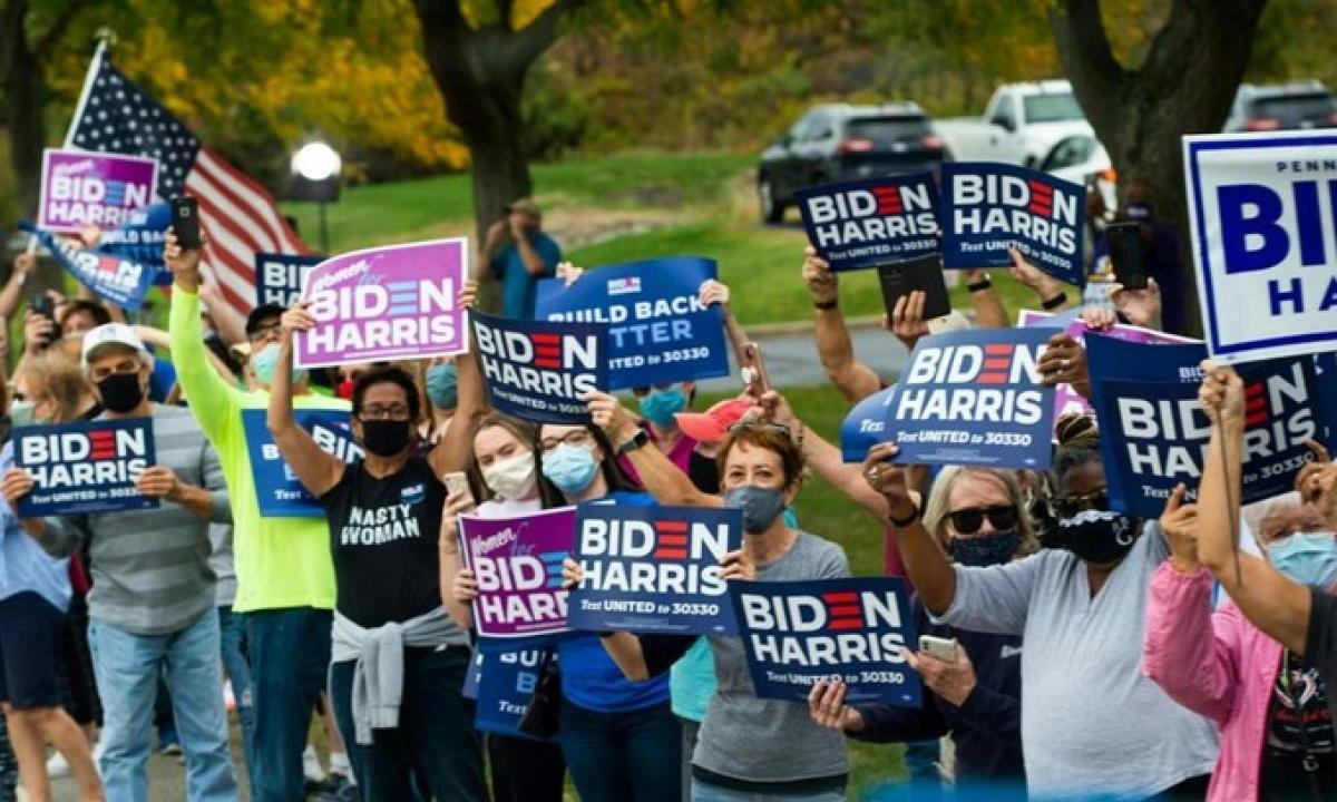 Một đám đông ủng hộ ông Biden và bà Harris tại  Pennsylvania. Ảnh: AFP. 