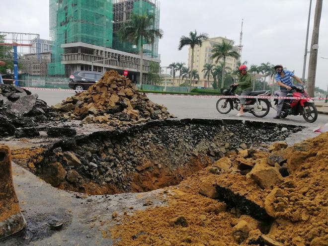 Mặt hố lớn ở đường đại lộ Lê Nin giao với Duy Tân, TP Vinh, Nghệ An.