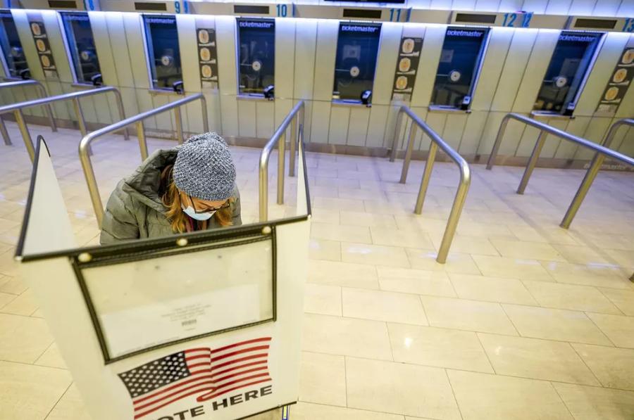 Ngoài các phiếu bầu trực tiếp, kỳ bầu cử năm nay còn có thêm các phiếu bầu gửi qua đường bưu điện (Ảnh: AP)