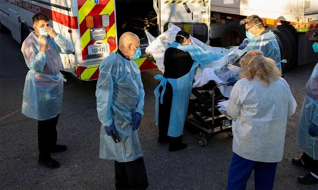 Nhân viên y tế đưa thi thể người chết vì nCoV ra khỏi container đông lạnh ở El Paso, Texas, Mỹ, ngày 16/11. Ảnh: Reuters.