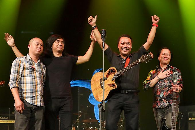 Guitarist Trần Tuấn Hùng (thứ hai từ trái sang) cùng các thành viên sáng lập của Bức Tường.