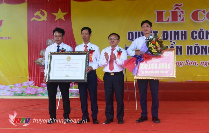 Trưởng ban Dân vận Tỉnh uỷ Kim Ngọc Nam trao bằng công nhận và tiền hỗ trợ xây dựng công trình phúc lợi cho xã