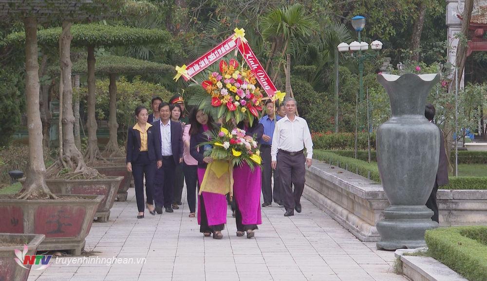 Đoàn công tác về dâng hoa, dâng hương Chủ tịch Hồ Chí Minh tại Khu di tích Kim Liên, Nam Đàn.