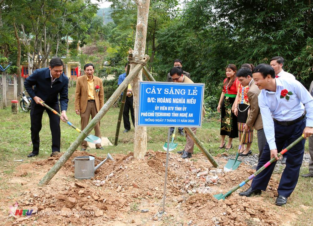 Phó Chủ tịch UBND tỉnh Hoàng Nghĩa Hiếu cùng lãnh đạo huyện trồng cây lưu niệm nhân Ngày hội Đại đoàn kết dân tộc.