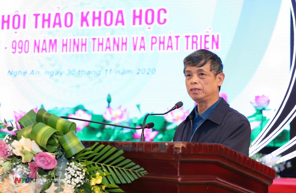 Ông Đào Tam Tĩnh - Nguyên Giám đốc Thư viện tỉnh Nghệ An trình bày tham luận về truyền thống hiếu học, tôn sư trọng đạo và khoa bảng của người Nghệ An.