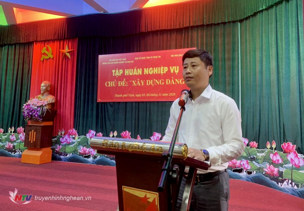 Đồng chí Trần Minh Ngọc - Phó Giám đốc Đài PTTH Nghệ An, Chủ tịch Hội Nhà báo Nghệ An phát biểu chào mừng tại lề khai mạc.