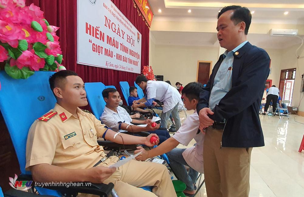 Hơn 450 cán bộ, đoàn viên thanh niên trên địa bàn huyện tình nguyện tham gia ngày hội hiến máu năm 2020.