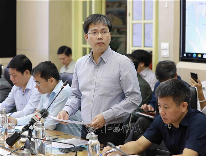 Giám đốc Trung tâm Dự báo Khí tượng thủy văn Mai Văn Khiêm báo cáo về tình hình của bão VAMCO.