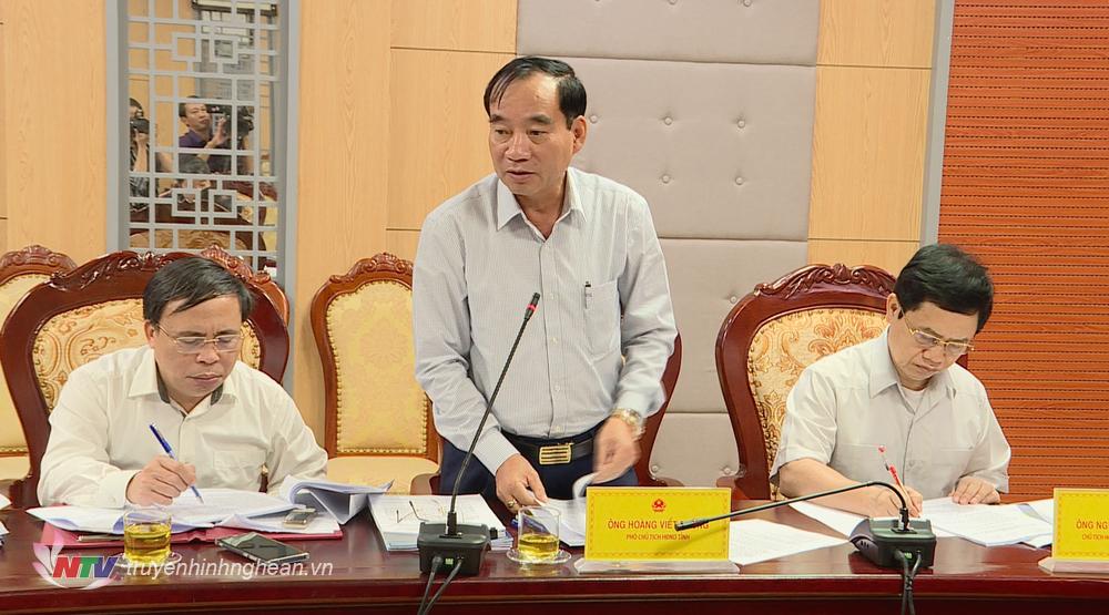 Phó Chủ tịch HĐND tỉnh Hoàng Viết Đường nêu ý kiến tại cuộc họp.
