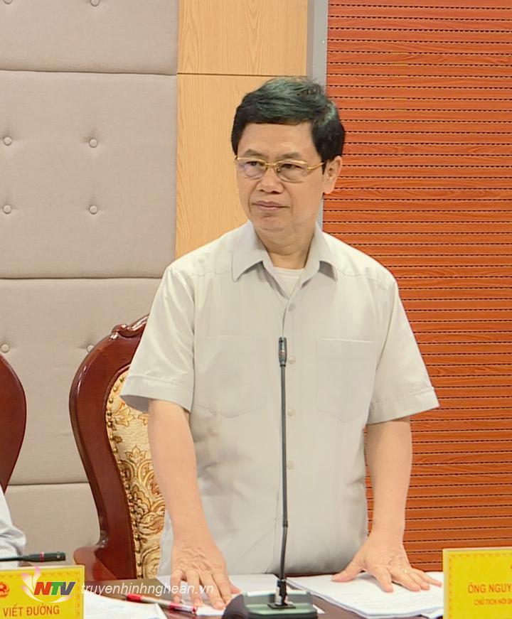 Chủ tịch HĐND tỉnh Nguyễn Xuân Sơn phát biểu tại cuộc họp.