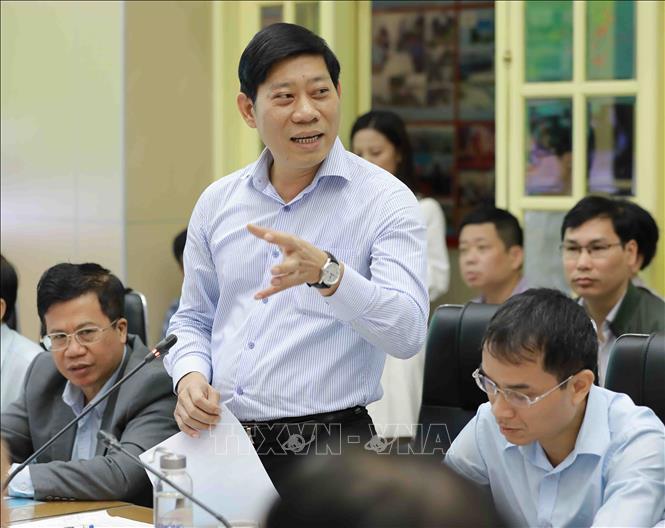 Phó Tổng cục trưởng Tổng cục Thủy sản (Bộ NN&PTNT) Nguyễn Quang Hùng báo cáo về tình hình tàu thuyền đang hoạt động khai thác trên biển Đông. 