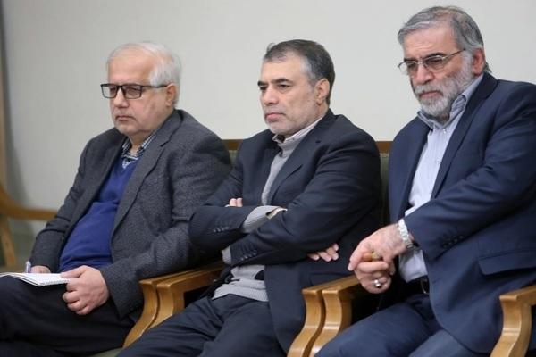 Mohsen Fakhrizadeh (phải) ngồi cùng hai người đàn ông chưa xác định danh tính trong cuộc họp với Lãnh tụ Tối cao Ayatollah Ali Khamenei ở Tehran, Iran ngày 23/1/2019. Ảnh: AP