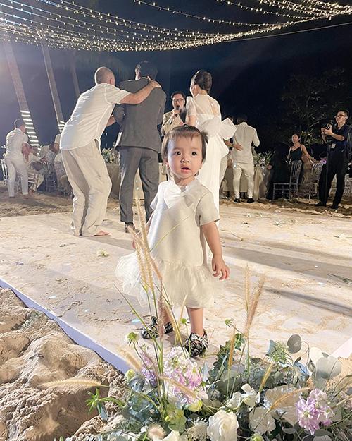 Con gái Bùi Tiến Dũng tại tiệc cưới của Công Phượng ở Phú Quốc. Ảnh: KL.
